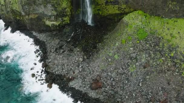 Наклон Беспилотника Показывает Каскадный Водопад Нойва Обрывной Скале — стоковое видео