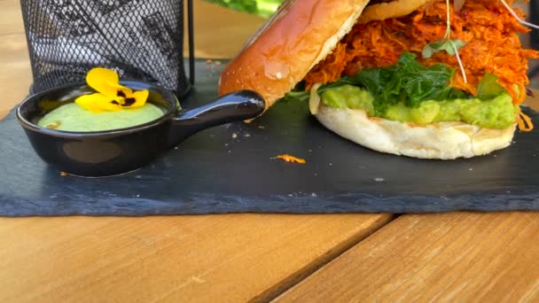 多汁的鸡肉汉堡 有洋葱圈 脆甘蓝 牛肉饼和红薯薯条 有自然景观的快餐店 — 图库视频影像