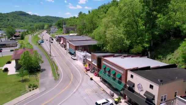 Aerial Pullout Saltville Virginia Road Buildings — Vídeo de stock