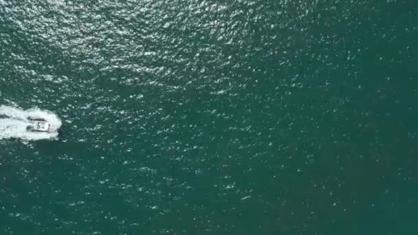 Stazionario Colpo Drone Aereo Piccola Barca Velocità Mare Blu — Video Stock