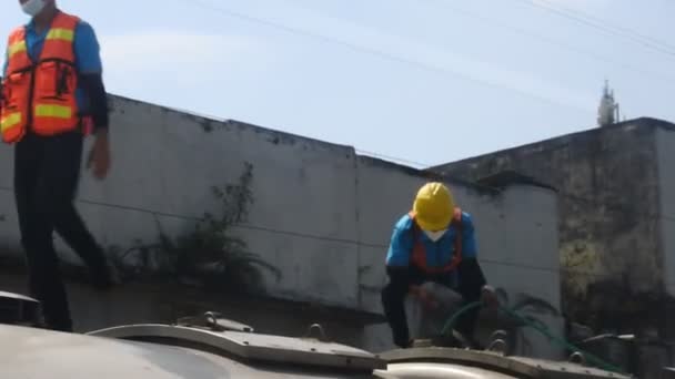 Train Worker Fills Water Toilet Roof Using Hose Sukabumi West — Wideo stockowe