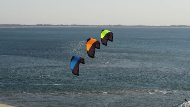 Revelación Orbital Aérea Surfista Cometas Que Cruza Mar Mientras Tres — Vídeo de stock