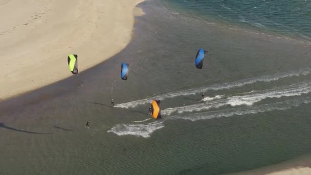 Aerial Droene Shot Group Kite Surfers Racing River Beach Doing — Vídeo de Stock