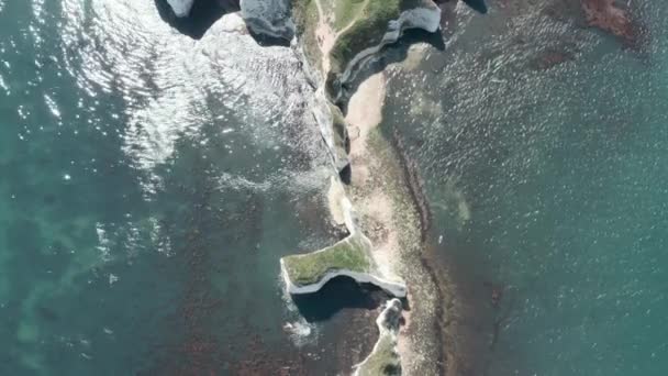 Revealing Drone Shot Old Harry Rocks Chalk Cliffs — Vídeo de Stock