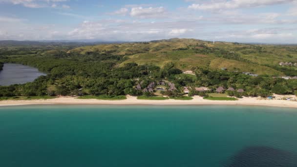 Drone Latające Wzdłuż Wybrzeża Natadola Beach Fidżi Patrząc Kurorty Zielone — Wideo stockowe