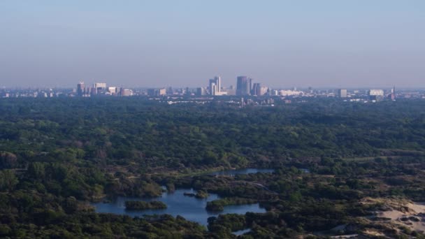 Воздушный Грузовик Оставил Широкий Снимок Дюн Мейенделя Городом Дэн Хааг — стоковое видео