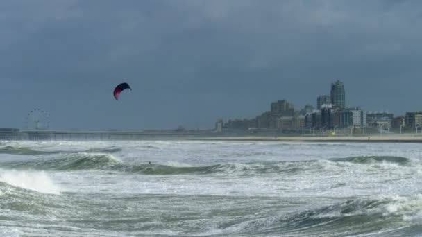 Lone Kitesurfer Catch Launch Stormy Wave Huge Air Looping Kite – stockvideo