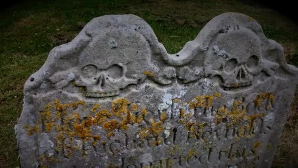 Ancient Creepy Gravestone Featuring Skulls Churchyard — Stockvideo