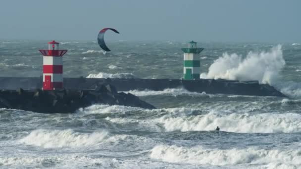 Brave Kitesurfer Ride Large Stormy Waves Violently Crashing Spraying Pier — Stock Video