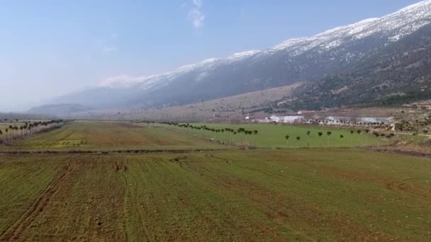 レバノンの高い山の上に雪とBeqaaバレーの素晴らしい景色のアーリアルショット — ストック動画