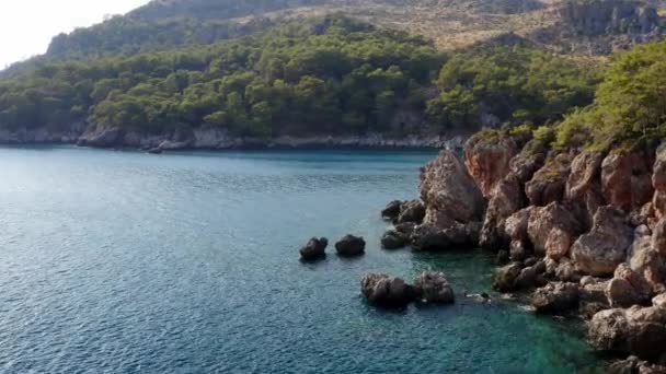 Flight Rocky Seashore Reveal Secluded Turkish Azure Blue Water Bay — Stockvideo