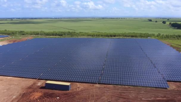 農村部の太陽光発電工業団地のクリーンエネルギーの空中ビュー ドローンショット — ストック動画