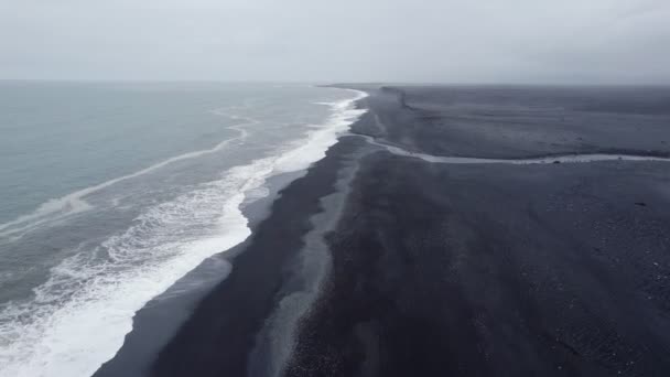 Flying Southern Coastline Iceland Atlantic Ocean Waves Break Black Sand — Stockvideo