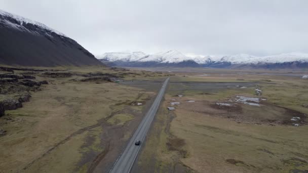 Seguindo Uma Estrada Através Solo Outono Marrom Direção Gloriosas Montanhas — Vídeo de Stock