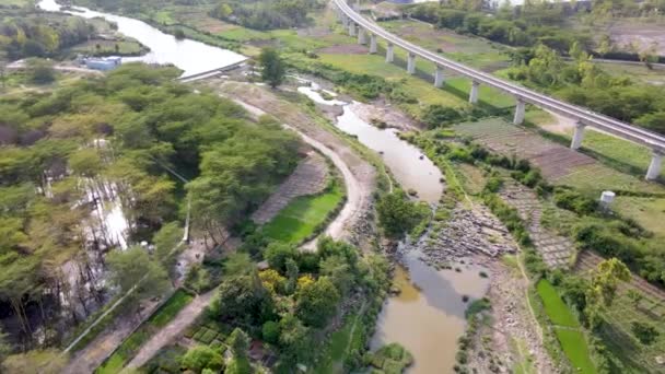 Αεροφωτογραφία Της Πτήσης Πάνω Από Σιδηροδρομικό Κοντά Ένα Ποτάμι — Αρχείο Βίντεο