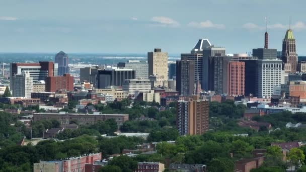 Baltimore City Skyline View Aerial Reveals Homes Skyscrapers Sunny Summer — Vídeos de Stock