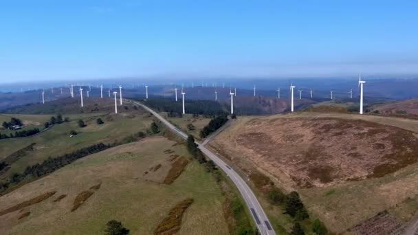 Turbinas Eólicas Ligando Uma Colina Com Florestas Prados Uma Estrada — Vídeo de Stock