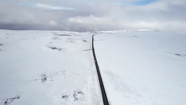 High Cars Highway Cuts Iceland Frozen Landscape — Stock Video