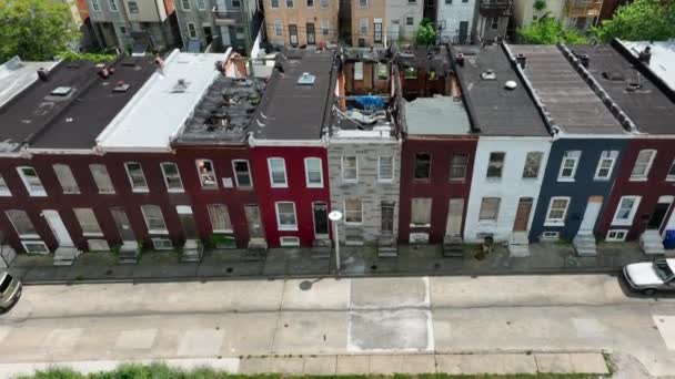 屋内都市アメリカの家に乗り込んだ アメリカの都市社会における貧困 夏の晴れた日に空中傾斜が明らかに — ストック動画