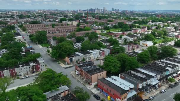 Urban American City Neighborhood Baltimore Skyline Distance Rowhouses Street Aerial — Wideo stockowe