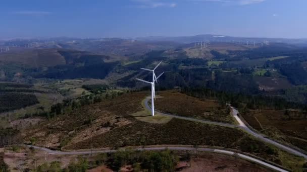 Des Éoliennes Tournantes Alignées Sur Une Colline Avec Des Forêts — Video