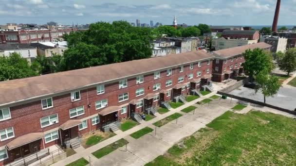 Lägenhet Rött Tegel Byggnad Urban Amerika Staden Skyline Fjärran Solig — Stockvideo