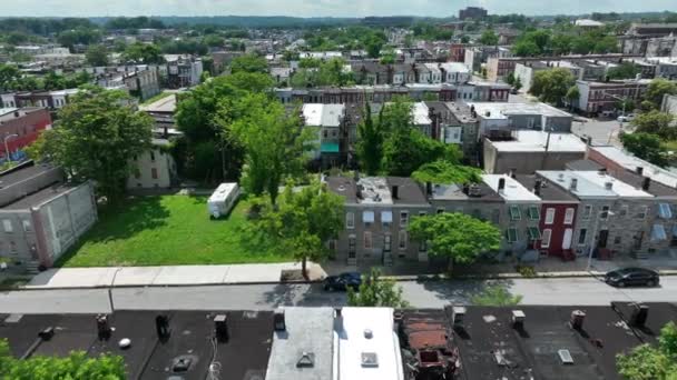 Homes Urban American City Summer Day Low Income Housing Neighborhood — Vídeos de Stock