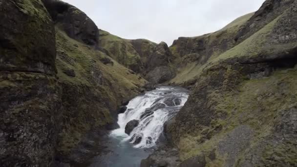 Voando Pelo Desfiladeiro Sobre Pitoresca Água Branca Stjrnarfoss Cai — Vídeo de Stock