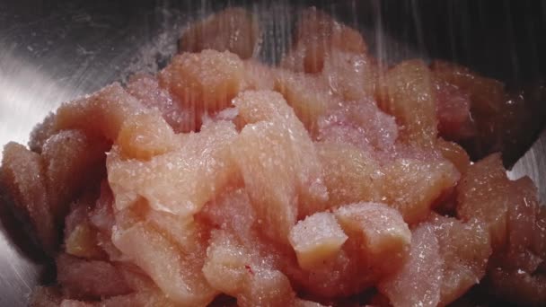 Säsong Kyckling Kött Skål Med Salt Peppar Och Örter — Stockvideo