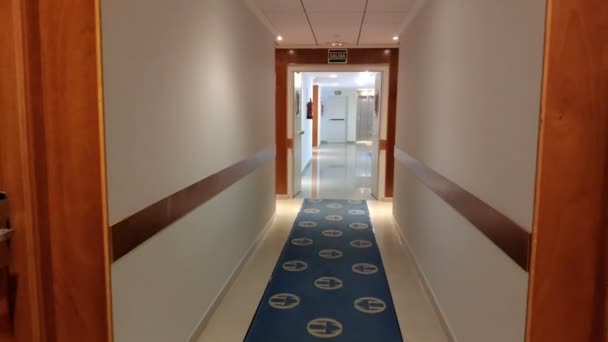 Otel Koridorunda Oda Kapıları Yerde Halı Çöp Tenekesi Yapay Işıklı — Stok video