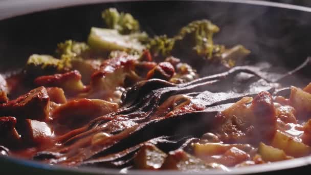 Panela Cozimento Com Carne Frango Legumes Molho Macarrão Frango Cozinha — Vídeo de Stock