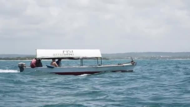 Çatısı Olan Sürat Teknesi Zanzibar Kıyı Şeridi Boyunca Deniz Dalgaları — Stok video