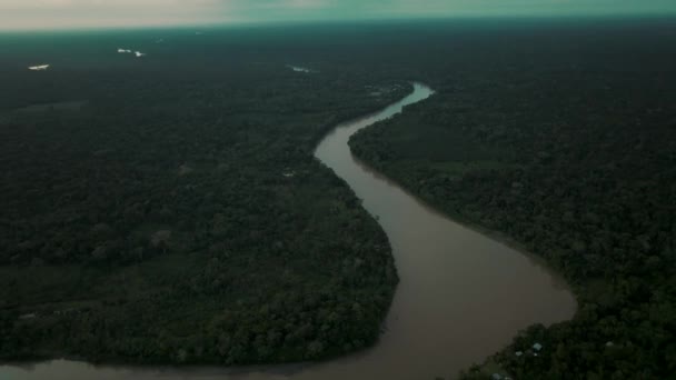 Amazon River Surrounded Lush Vegetation Cloudy Day Ecuador Aerial Ascending – stockvideo