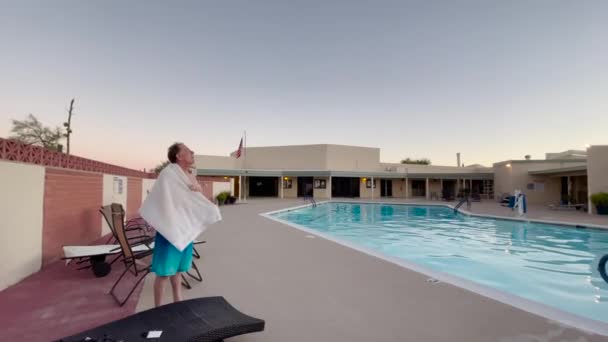 Hombre Caucásico Retirado Piscina Del Centro Comunitario Secándose Amplio Tiro — Vídeos de Stock