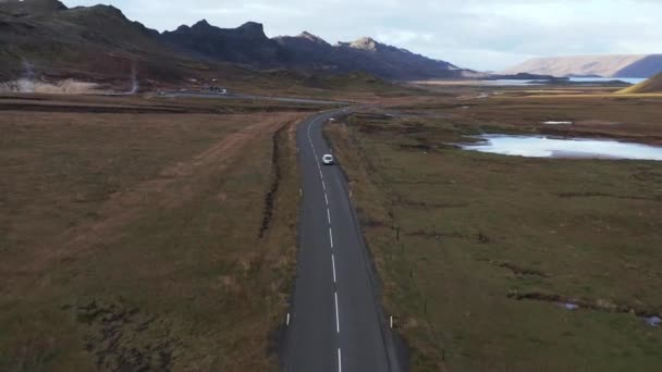 Bil Färdas Dalen Väg Med Fantastisk Panoramautsikt Landskap Reykjanes Halvön — Stockvideo