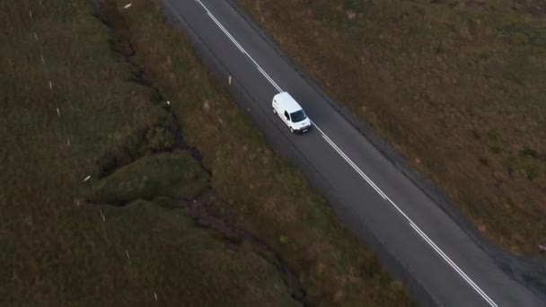 Witte Auto Reist Kleine Landelijke Weg Met Gras Aan Zijkanten — Stockvideo