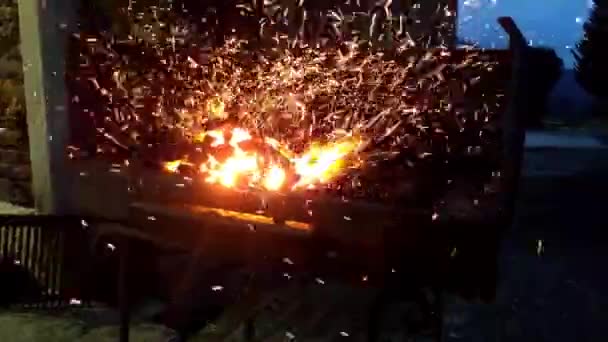 Forge Blacksmith Fire Charcoal Supercharged Oxygen Shape Forge Tempered Steel — Vídeo de Stock