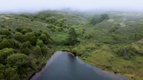 Tilt Shot Ujawnienie Wspaniałe Krajobrazy Mgły Obejmujące Green Hill Blue — Wideo stockowe