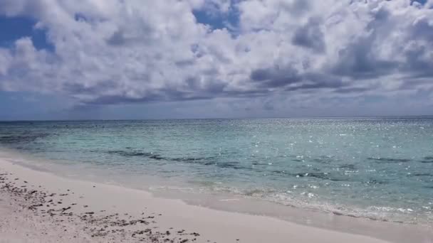 Caribisch Strand Blauw Water Schijnt Crash Wit Zand Eenzaam Eiland — Stockvideo