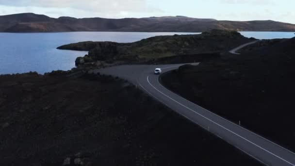 Weißes Auto Hält Touristischem Aussichtspunkt Mit Blick Auf Den Malerischen — Stockvideo