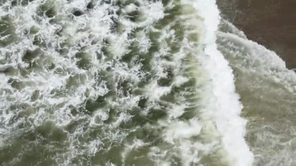 Overhead Shot Beautiful Waves Crashing Sandy Beach California — ストック動画