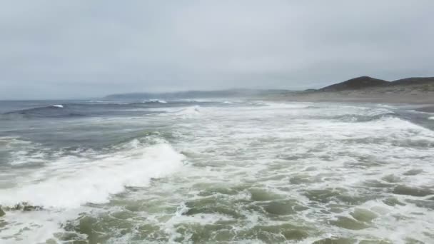 Pullback Shot Waves Splashing Blue Wide Ocean Cool Breeze California — 비디오