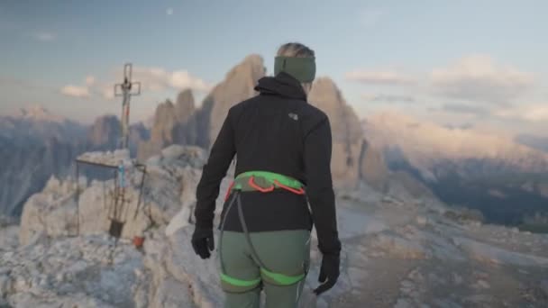 Vrouwelijke Bergbeklimmer Wandelend Voor Beroemde Drie Toppen Cime — Stockvideo