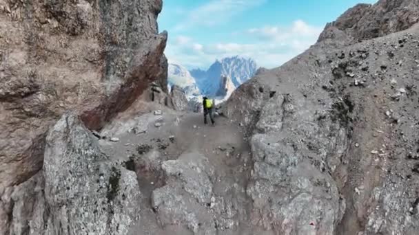 Dolomitlerin Içinde Tırmanma Teçhizatı Olan Dişi Dağcı Dağın Altındaki Vadiyi — Stok video