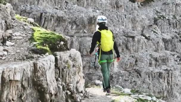 Женщина Альпинистка Альпинистским Снаряжением Доломитах Идет Тропинке Выстрел Створ — стоковое видео