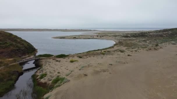 Drone Flying Beautiful Blue Sea Shore Magical Sand California — Vídeos de Stock