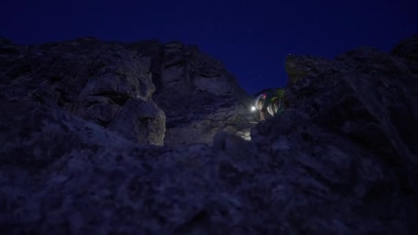 ドロミテの登山ルートでヘッドライトとクライミングギアを持つ女性登山家 イタリアアルプス — ストック動画