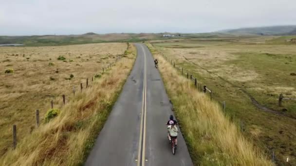 Tracking Shot People Cycling Running Beautiful Long Road Middle Green — Stock video