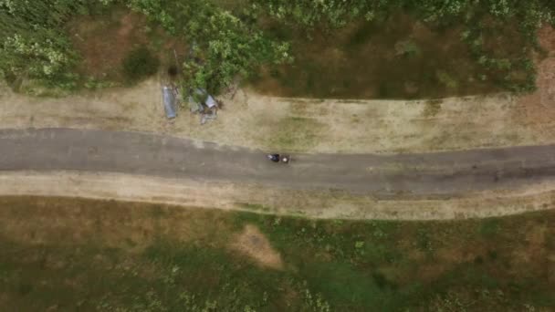 Tracking Shot People Cycling Quite Place Middle Beautiful Green Landscape — Αρχείο Βίντεο