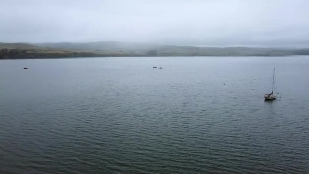 Dron Létání Přes Klidné Modré Vody Směrem Mlhavé Hoře Kalifornie — Stock video